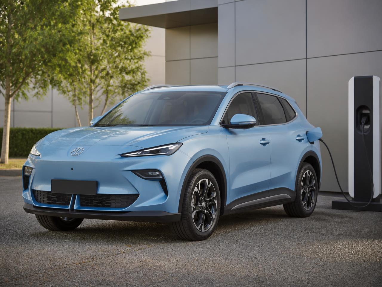 MG ZS EV elettrica azzurra in ricarica, offerta noleggio a lungo termine